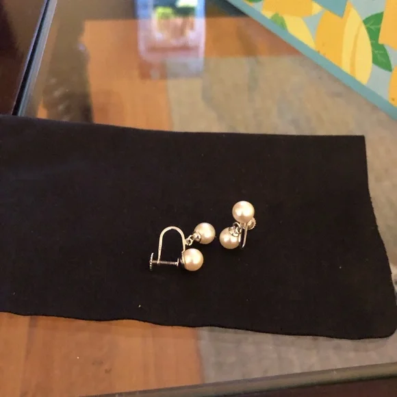 Pearl earrings with screw backings 14k white. Vintage elegant with little chain. - Picture 3 of 5
